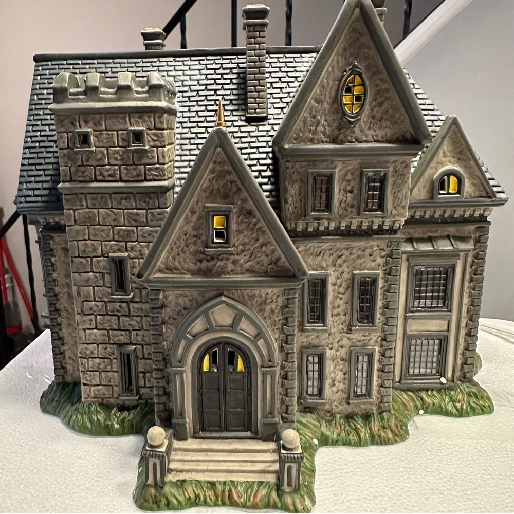 DC Comics Village Batman‎ Wayne Manor Bruce and Alfred Department 56 - Picture 7 of 13